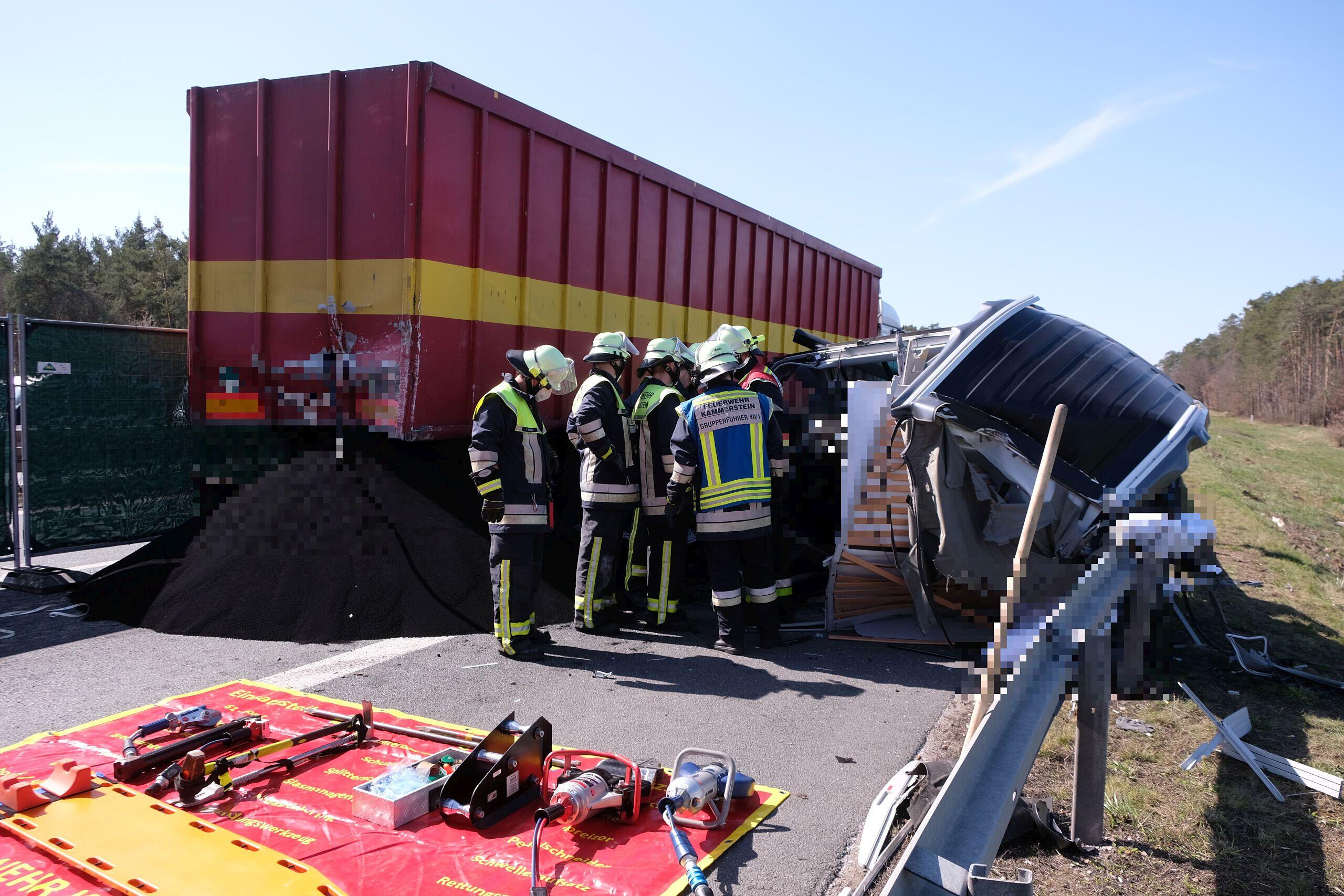 Unfall auf A6 im Kreis Ansbach endet tödlich: Kleinbus kracht in Lkw