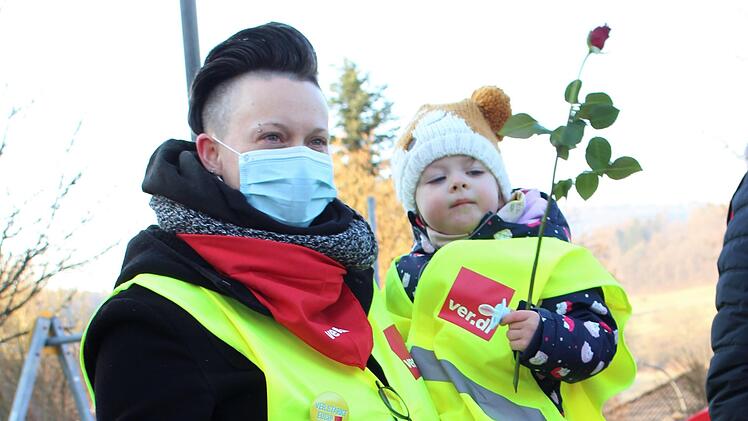 Am Weltfrauentag streikten die Beschäftigten in den Kindergärten. Eine Rose als Wertschätzung für ihre Arbeit gab´s von Verdi dazu. Foto: Julia Raab