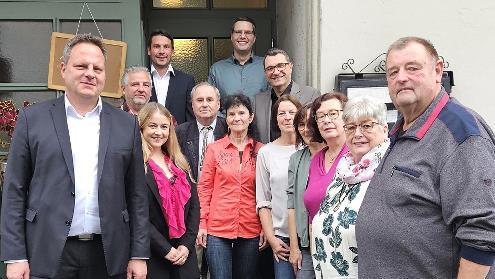 Oberbürgermeister Ingo Lehmann (links) würdigte die jahrzehntelangen Verdienste von neun Mitarbeitenden der Stadt Kulmbach: (ab Zweiter von links) Thomas Heinlein, Personalchefin Ann-Sophie Lindner, Personalratsvorsitzender Florian Wolfrum, Gerhar...