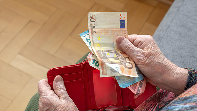 Rente, Rentnerin, Geld, Euro, Rentenauszahlung, Rentenbesteuerung