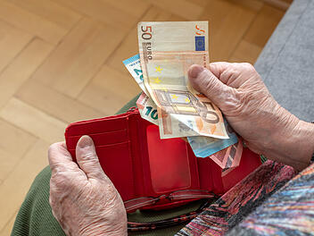 Rente, Rentnerin, Geld, Euro, Rentenauszahlung, Rentenbesteuerung