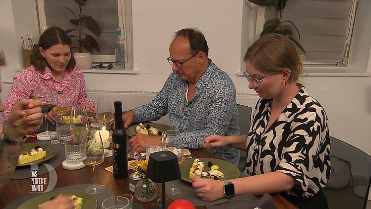 Das Dessert aus Zitronenkuchen, Pistazien-Eis und Kardamom-Mascarpone-Creme macht die Gäste restlos glücklich.