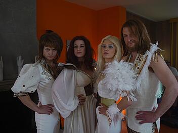 Nur nicht den &Uuml;berblick verlieren. ABBA steckt mal wieder in Beziehungskrisen (von links): Bj&ouml;rn (Tom B&ouml;ttcher), Anni-Frid (Lou Strenger), Agnetha (Nora Islei) und Benny (Holger Stockhaus).