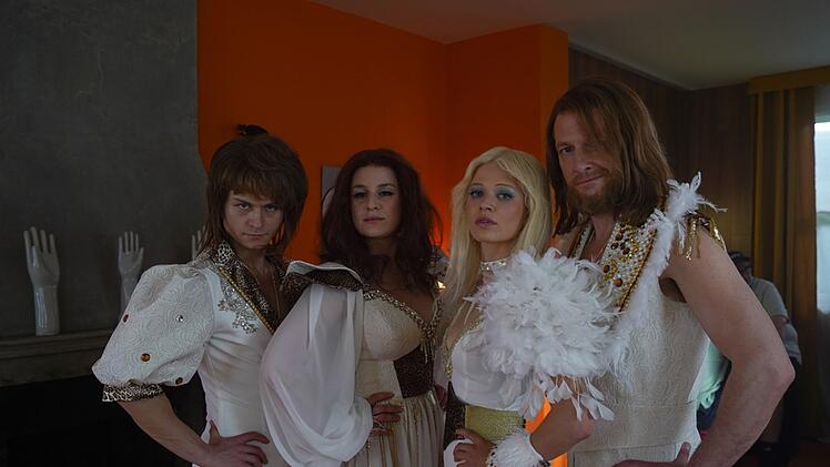 Nur nicht den &Uuml;berblick verlieren. ABBA steckt mal wieder in Beziehungskrisen (von links): Bj&ouml;rn (Tom B&ouml;ttcher), Anni-Frid (Lou Strenger), Agnetha (Nora Islei) und Benny (Holger Stockhaus).