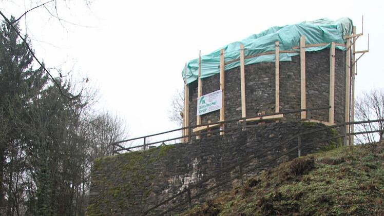 Aus nah und fern strömen Besucher zur Burgruine Nordeck, um das Bauwerk, das teilweise noch aus der Zeit um 1100 stammt, verhüllt zu sehen. Foto: Sonja Adam
