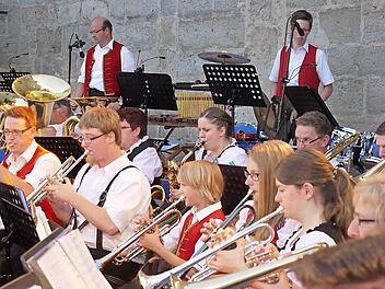 Höchstadt und Wachenroth musikalisch in Harmonie beim Konzert im Schlosshof Foto: Pauline Lindner