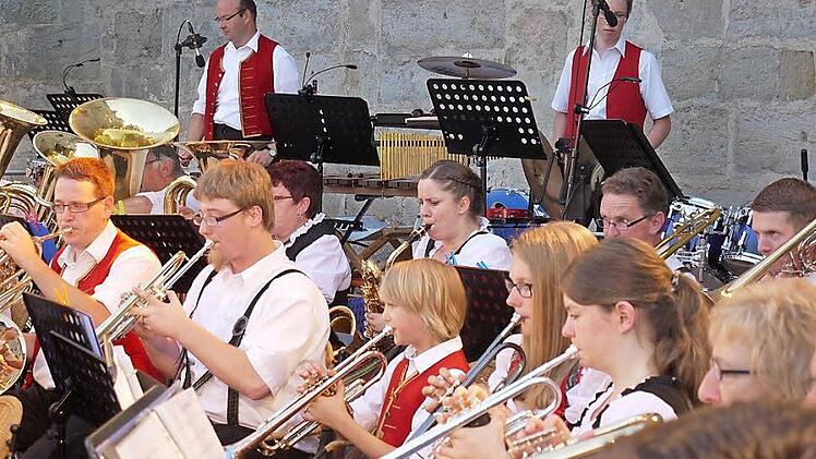 Höchstadt und Wachenroth musikalisch in Harmonie beim Konzert im Schlosshof Foto: Pauline Lindner