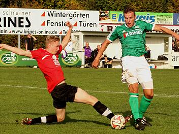 Pech für den Sander Thorsten Schlereth (rechts), dass ihm der Gästespieler am Elfmeterpunkt gerade noch vom Fuß spitzelt. Foto: Günther Geiling