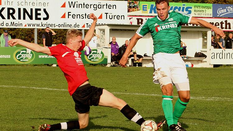 Pech für den Sander Thorsten Schlereth (rechts), dass ihm der Gästespieler am Elfmeterpunkt gerade noch vom Fuß spitzelt. Foto: Günther Geiling