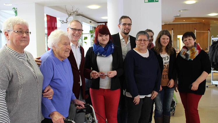 Geldübergabe: 1000 Euro konnten die Schüler - hier Jaqueline Baumüller an den Leiter der Einrichtung Uwe Gieselmann übergeben.  Foto: Katharina Müller-Sanke