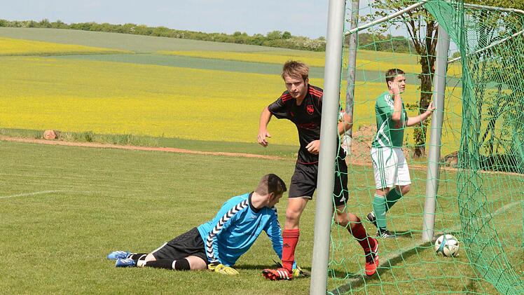 Freud und Leid. Sebastian Dees hat gerade per Kopf zum 1:0 für den TSV Ebenhausen getroffen im Derby gegen Oerlenbach. Foto: Jürgen Schmitt
