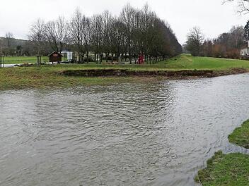 Der Weiße Main am Beginn der Baille-Maille-Allee in Himmelkron. In den dortigen Geländeveränderungen sehen die Ködnitzer Räte nach wie vor die Ursache für die Überschwemmungen in ihrem Gemeindegebiet. Foto: Werner Reißaus