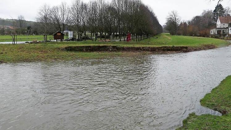Der Weiße Main am Beginn der Baille-Maille-Allee in Himmelkron. In den dortigen Geländeveränderungen sehen die Ködnitzer Räte nach wie vor die Ursache für die Überschwemmungen in ihrem Gemeindegebiet. Foto: Werner Reißaus