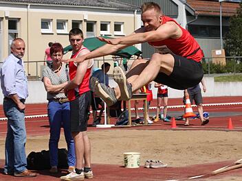 Mit einem hohen Luftstand zu 7,81 Metern: Maximilian Entholzner vom 1. FC Passau sorgte für das Highlight in Bad Kissingen. Der Gaststarter verbesserte den bayerischen U23-Rekord im Weitsprung auf 7,81 Meter. Die bisherige Bestmarke von 7,77 Metern hatte knapp 35 Jahre lang Bestand.  Foto: Reinhold Nürnberger