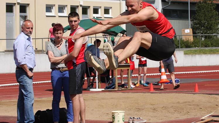 Mit einem hohen Luftstand zu 7,81 Metern: Maximilian Entholzner vom 1. FC Passau sorgte für das Highlight in Bad Kissingen. Der Gaststarter verbesserte den bayerischen U23-Rekord im Weitsprung auf 7,81 Meter. Die bisherige Bestmarke von 7,77 Metern hatte knapp 35 Jahre lang Bestand.  Foto: Reinhold Nürnberger