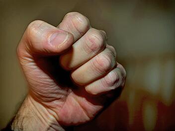 Mit der Faust brach der 41-Jährige die Nase seiner Freundin. Foto: Karl-Josef Hildenbrand/dpa