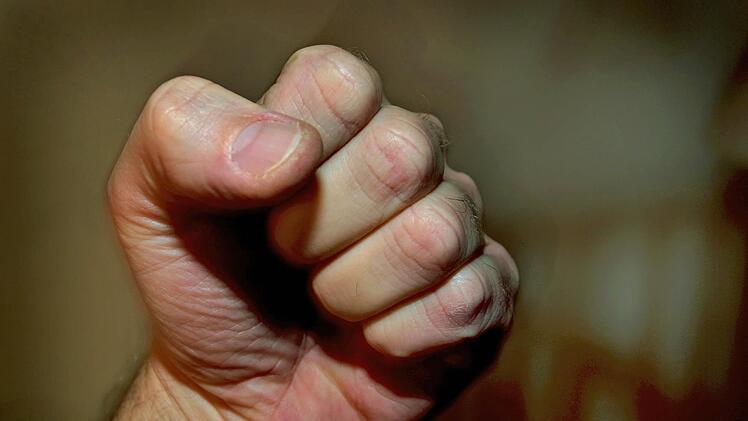 Mit der Faust brach der 41-Jährige die Nase seiner Freundin. Foto: Karl-Josef Hildenbrand/dpa