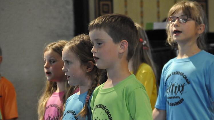 Mit der Mischung Tanz und Gesang begeisterte der Kinderchor auf Anhieb.  Foto: Peter Klopf