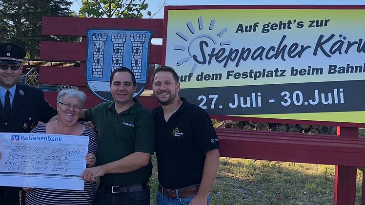 V.l.: Martin Vogt (FFW), Inge Stecklina ( KiGa Arche Noah), Manfred Schleicher (SV Steppach) und Sebastian Derrer (Kärwasburschen).