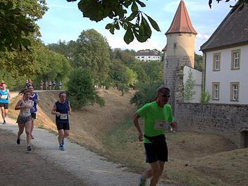 Altstadtlauf rund um Seßlach - eine solche Kulisse haben Sportler selten. Foto: Bettina Knauth