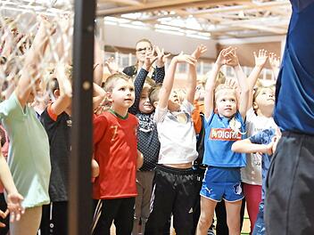 Die Sch&uuml;ler machten beim Training eifrig mit.  Foto: Brose Bamberg/Lina Ahlf