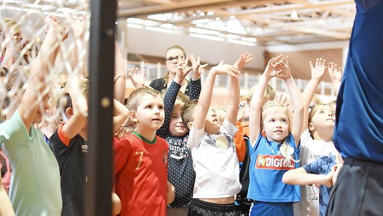 Die Sch&uuml;ler machten beim Training eifrig mit.  Foto: Brose Bamberg/Lina Ahlf