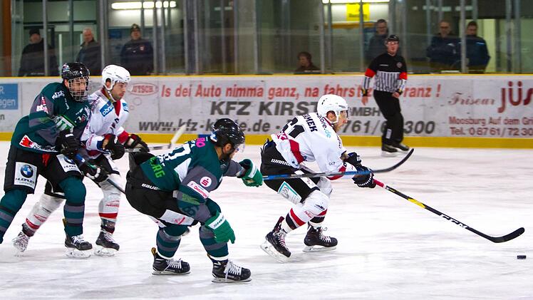 Jakub Sramek (r,) steuerte in Moosburg zwei Treffer für den ESC Haßfurt zum 8:3-Sieg bei. Verena Hölzl