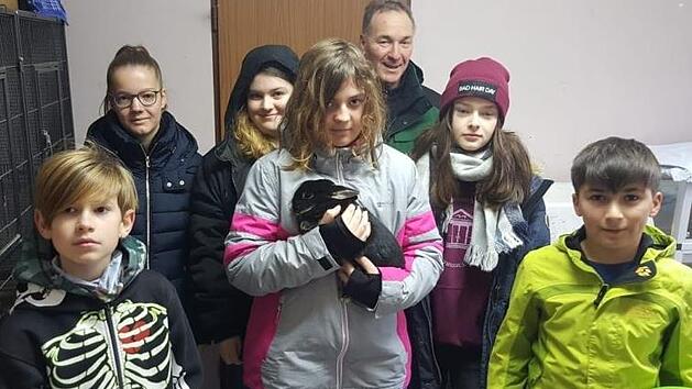 Stefan Wich (hinten) mit einigen Kindern der neu gegr&uuml;ndeten JugendgruppeTierheim