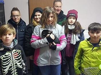Stefan Wich (hinten) mit einigen Kindern der neu gegründeten JugendgruppeTierheim