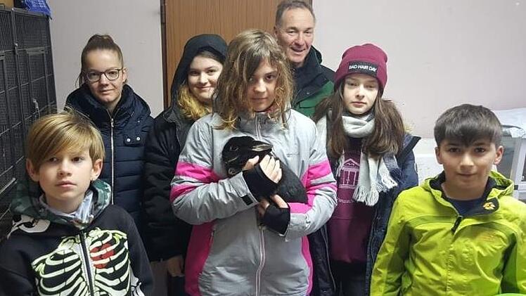 Stefan Wich (hinten) mit einigen Kindern der neu gegründeten JugendgruppeTierheim