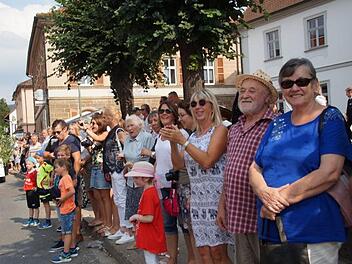 Den Zuschauern gefällt der Umzug.