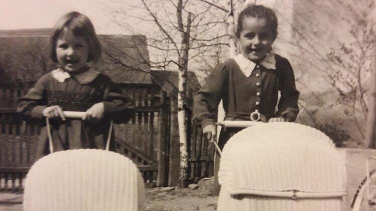 1957 in Wimmelbach: Sonja Schrüfer (links) und ihre ältere Schwester Rosaline auf Ausflugsfahrt mit ihren Puppenwagen