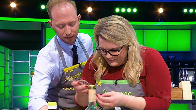 Im Halbfinale, das für Susanne Klippstein kein Zuckerschlecken war, half ihr Maximilian vom Team Alexander Herrmann beim Filettieren eines Fisches. SAT 1