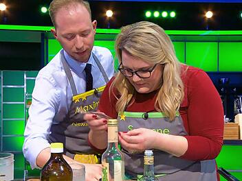 Im Halbfinale, das für Susanne Klippstein kein Zuckerschlecken war, half ihr Maximilian vom Team Alexander Herrmann beim Filettieren eines Fisches. SAT 1
