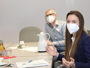Elena Büttner und OB Uwe Kirschstein verdeutlichten gestern ihre Vorstellung eines gelungenen Citymanagements. Foto: Barbara Herbst