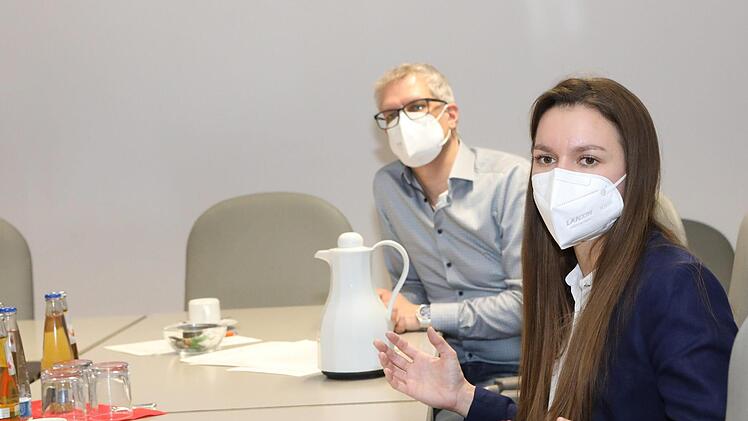Elena Büttner und OB Uwe Kirschstein verdeutlichten gestern ihre Vorstellung eines gelungenen Citymanagements. Foto: Barbara Herbst