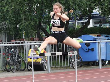 Elisa Eich vom TV/DJK Hammelburg verpasste über 400 Meter Hürden in Aschaffenburg nur denkbar knapp die Qualifikation zur deutschen Jugendmeisterschaft. Foto: Reinhold Nürnberger