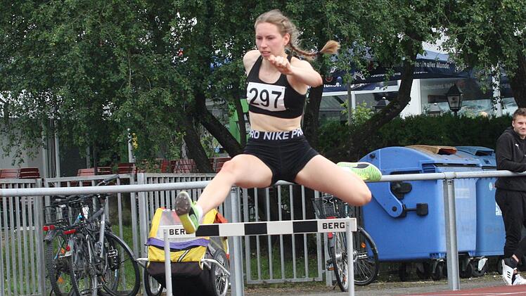 Elisa Eich vom TV/DJK Hammelburg verpasste über 400 Meter Hürden in Aschaffenburg nur denkbar knapp die Qualifikation zur deutschen Jugendmeisterschaft. Foto: Reinhold Nürnberger
