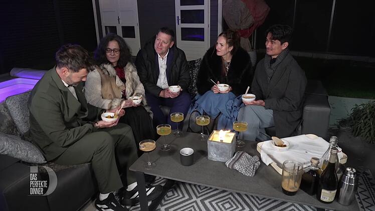 Von Mathias (links) bekommen Angela, Schorsch, Lui und Ragil (von links) zum Aperitif eine Currywurst serviert.
