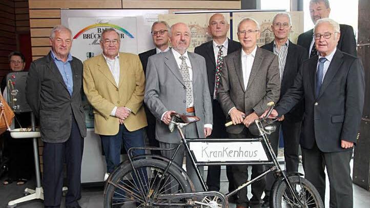 Für die gute Entwicklung des Hauses Ebern früher und heute verantwortlich, (von links) Dr. Günter Götz, Pflegedienstleiter Heinrich Pfeifer, Vorstand Wilfried Neubauer, Festredner Dr. Gottfried Hofmann, Chefarzt Dr. Klaus Riedel, Chefarzt Dr. Ants Lohmus, Dr. Enrique Marcos-Rubinat, Haßberg-Klinik-Vorstand Stephan Kolck und Landrat Rudolf Handwerker.