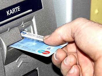 Nach dem Abheben am Geldautomaten heißt es: Karte und Bares nicht vergessen! Die Technik hat jedoch mehr als ein Auge auf das, was dort passiert. Und das Personal der Bank steht als Ansprechpartner zur Verfügung, wenn einem Kunden doch einmal ein Lapsus unterläuft.