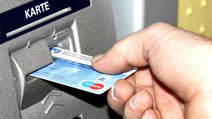 Nach dem Abheben am Geldautomaten heißt es: Karte und Bares nicht vergessen! Die Technik hat jedoch mehr als ein Auge auf das, was dort passiert. Und das Personal der Bank steht als Ansprechpartner zur Verfügung, wenn einem Kunden doch einmal ein Lapsus unterläuft.