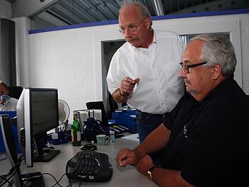 Hier sind alle per "du": Geschäftsführer Heinrich Weitzel (Mitte) im Gespräch mit Mitarbeiter Franz Glöckner; links hinten im Bild ist der zweite Geschäftsführer, Dieter Werner, zu sehen. Fotos: Matthias Hoch