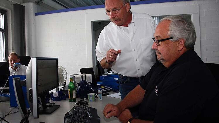 Hier sind alle per "du": Geschäftsführer Heinrich Weitzel (Mitte) im Gespräch mit Mitarbeiter Franz Glöckner; links hinten im Bild ist der zweite Geschäftsführer, Dieter Werner, zu sehen. Fotos: Matthias Hoch