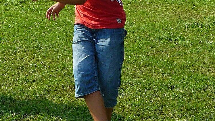 Elegant versucht Jona Korn (6) mit einem Fußball den anderen aufgelegten herunter zu schießen.