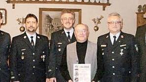 Für 60 Jahre Vereinszugehörigkeit wurde Alfred Schardt geehrt (v.l.): stv. Kommandant Andre Gagel, Kommandant Holger Knab, 2. Vorsitzender Markus Witzgall, Alfred Schardt, Vorsitzender Uwe Knab, 2. Bürgermeister Dirk Rosenbauer.  Foto: Klaus Gagel