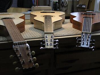 Lap-Steel-Gitarren aus Kirchlauter: In Michael Götz' Werkstatt werden sie gebaut und an Kunden in der ganzen Welt verschickt. Fotos: Andreas Lösch