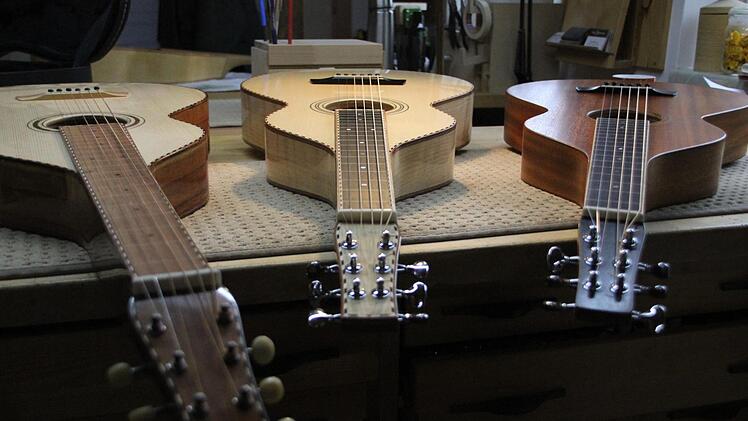 Lap-Steel-Gitarren aus Kirchlauter: In Michael Götz' Werkstatt werden sie gebaut und an Kunden in der ganzen Welt verschickt. Fotos: Andreas Lösch