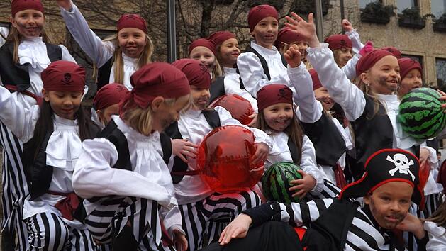 Beim Sturm auf das Kronacher Rathaus war f&uuml;r jeden etwas geboten.Maria L&ouml;ffler