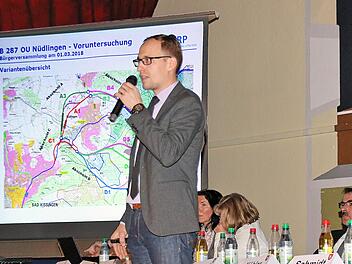 Oberbaurat Alexander Schlegel erklärt die unterschiedlichen Varianten für eine Umgebung um Nüdlingen bei der Bürgerversammlung in der Schulturnhalle  Foto: Dieter Britz